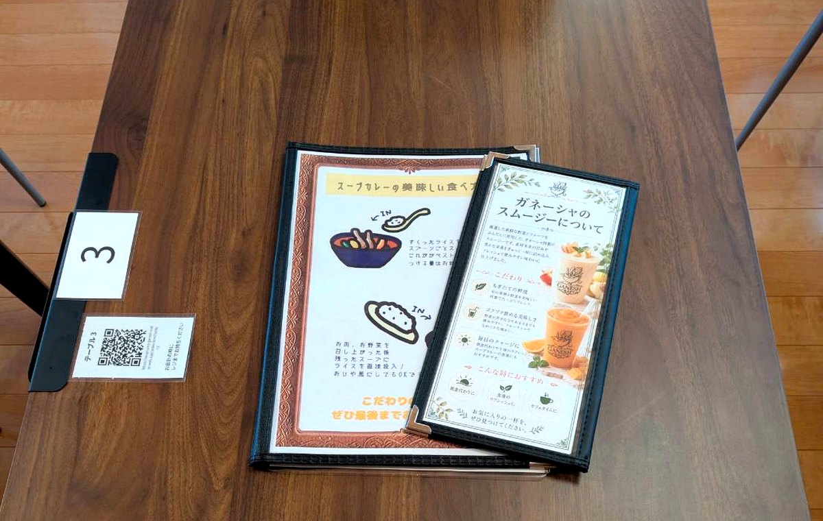 テーブルに設置されたQRコードとメニュー
